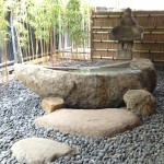 石船／長明燈 “Moon-shaped stone boat”